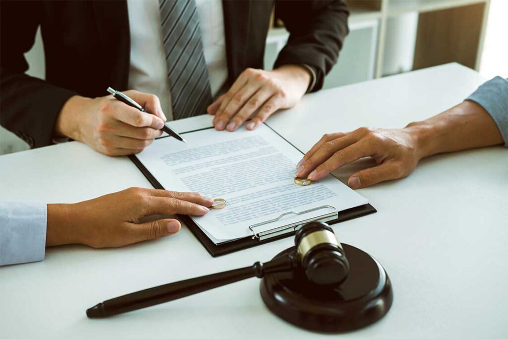 Documento sendo assinado sobre uma mesa